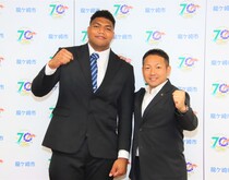 市長と記念撮影している様子