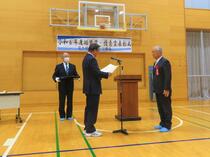 功労賞の受領の様子