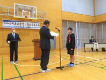 小学生代表の受領の様子