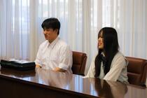 席に座り、萩原市長と選手たちの歓談の様子