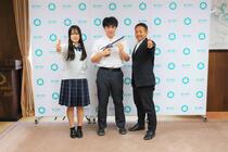 選手たちと萩原市長で記念撮影の様子