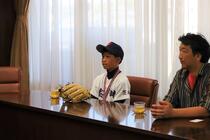 席に座り、萩原市長と石塚選手の歓談の様子