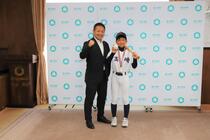 小柴選手と萩原市長で記念撮影の様子