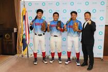 選手たちと萩原市長で記念撮影の様子