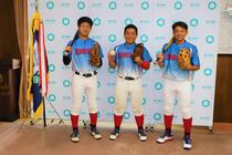 選手たちがバットとグローブとボールを持って記念撮影の様子