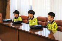 席に座り、萩原市長と選手たちの歓談の様子