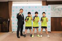 選手たちと萩原市長で記念撮影の様子