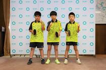 選手たちがラケットを持って記念撮影の様子