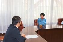 席に座り、萩原市長と小柴選手の歓談の様子