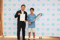 小柴選手と萩原市長で記念撮影の様子