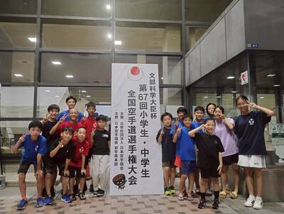 大会看板のところで選手たちの撮影の様子