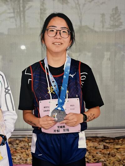 メダルを持っている片桐選手