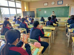 給食でいちごの米粉ケーキがでました。