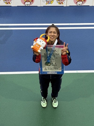 表彰状を持つ斉藤真理菜選手